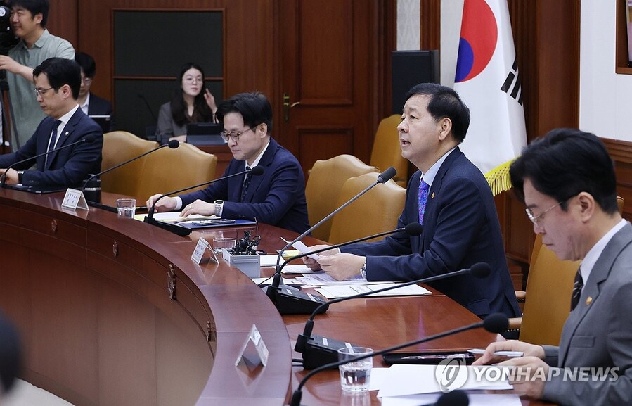 ▲ 구윤철 경제부총리 겸 재정경제부 장관이 15일 오전 서울 종로구 정부서울청사에서 비상경제본부회의 겸 경제ㆍ부동산 관계 장관회의를 주재하고 있다. ⓒ연합뉴스