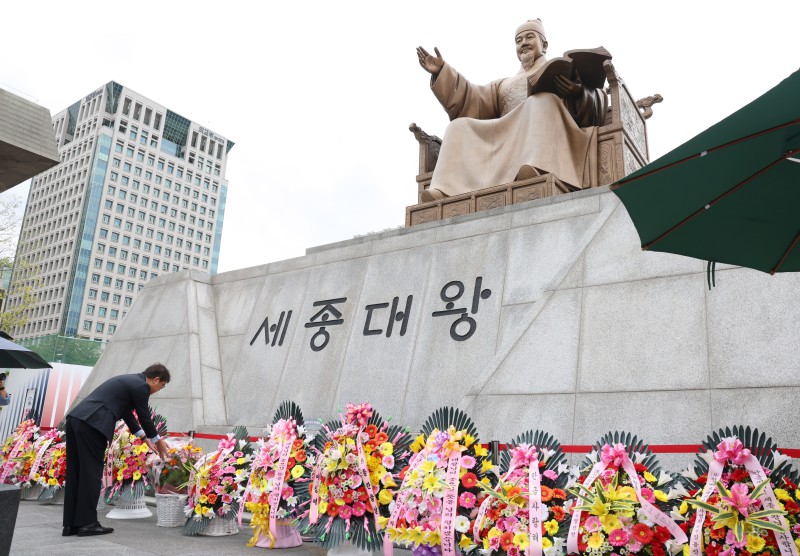 ▲ 최휘영 문화체육관광부 장관이 제579돌 한글날인 지난해 10월 9일 서울 종로구 광화문광장 세종대왕 동상 앞에서 열린 '한글날, 세종대왕께 꽃 바치기' 행사에서 세종대왕 동상에 헌화하고 있다.ⓒ문체부