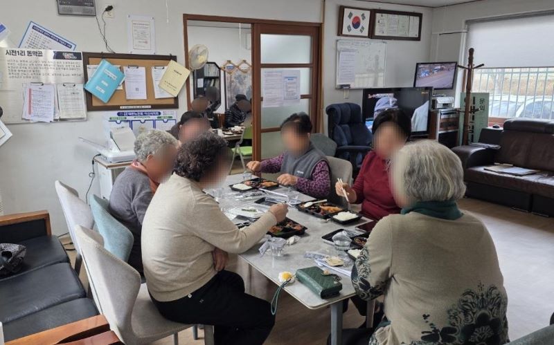 ▲ 농촌마을 공동급식 지원사업으로 제공된 도시락을 마을 주민들이 경로당에 모여 함께 식사를 하고 있다.ⓒ아산시