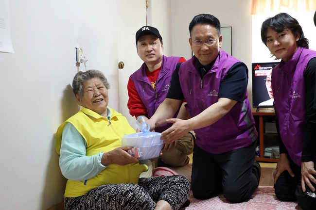 ▲ 강원랜드는 돼지갈비찜과 닭다리 바비큐 구이 도시락 200인분을 정성스레 만들어 정선지역 내 1인 가구 어르신 200곳에 전달했다. ⓒ강원랜드