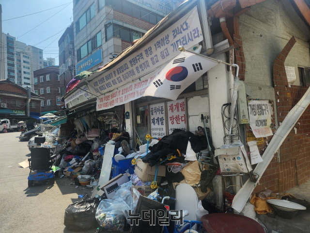 ▲ 행당8구역 주택가에 재개발 반대 문구가 붙어 있는 모습. ⓒ박정환 기자