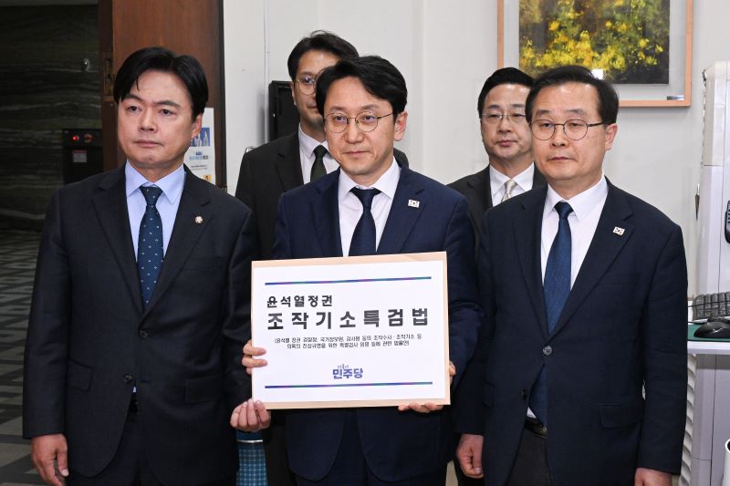 ▲ 천준호 더불어민주당 의원 국정조사특위 위원들이 지난달 30일 국회 의안과에서 '윤석열 정치검찰 조작 기소 진상 규명 특검법'을 제출하는 모습. ⓒ뉴시스