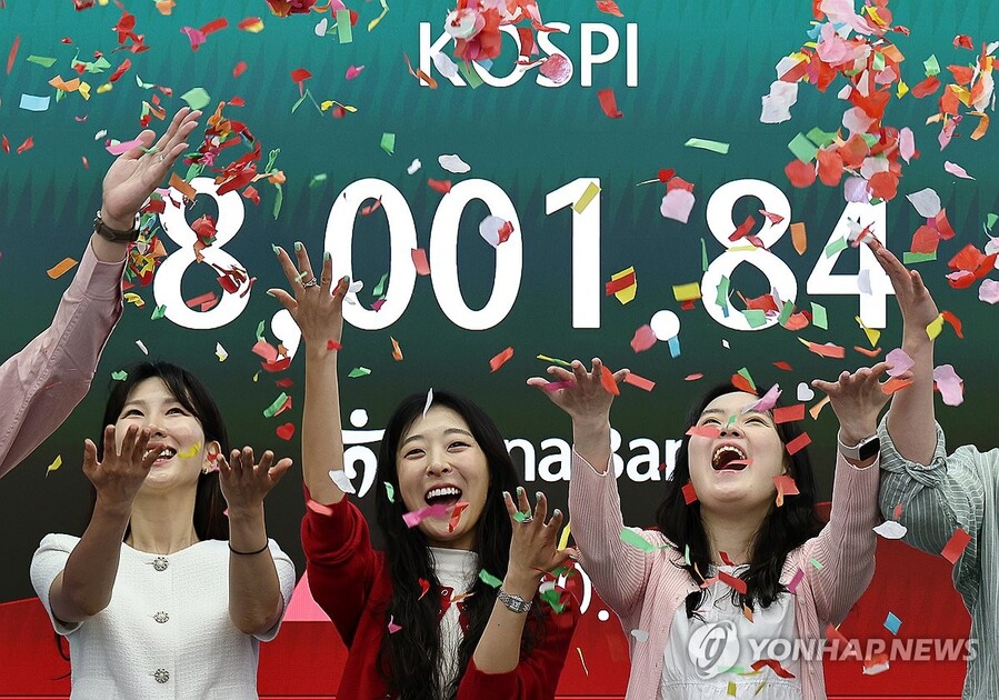 ▲ 15일 서울 하나은행 본점 딜링룸에서 코스피 8,000 기념 세리머니가 진행되고 있다. ⓒ 연합뉴스