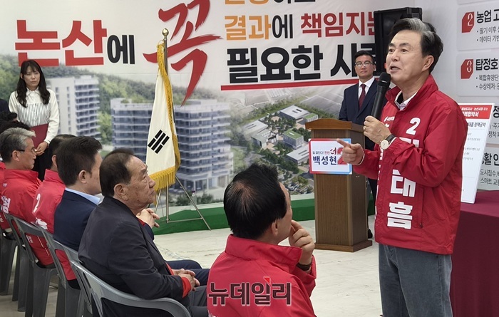 ▲ 김태흠 충남도지사 후보가 15일 논산 백성현 논산시장 후보 선거사무실을 찾아 지지자들과 간담회를 갖고 지역 발전 구상을 설명하고 있다.ⓒ이길표 기자