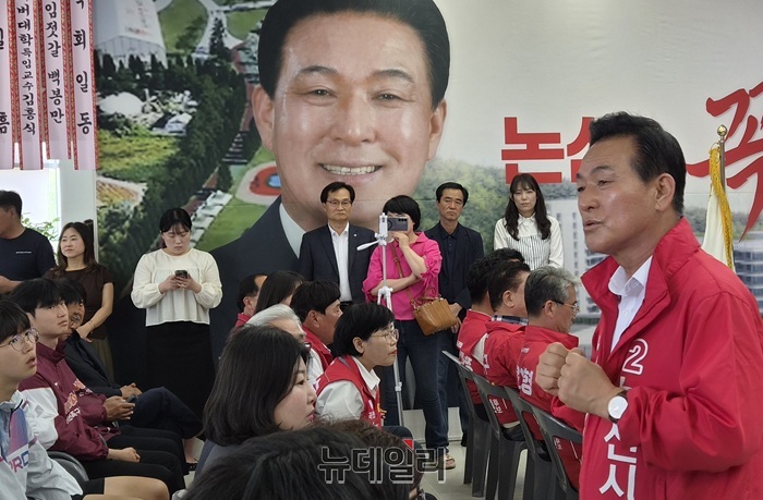▲ 백성현 논산시장 후보가 15일 오후 선거사무실에서 공동공약 발표에서 인사말을 하고 있다.ⓒ이길표 기자