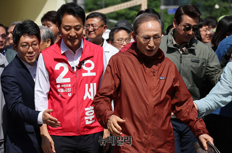 ▲ 오세훈 국민의힘 서울시장 후보가 15일 오전 서울 종로구 청계천에서 청계천을사랑하는모임(청사모)가 주관한 청계천 걷기 행사에 도착한 이명박 전 대통령과 인사를 나누고 있다. ⓒ정상윤 기자