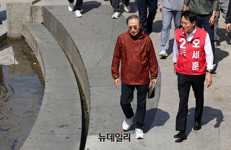 ▲ 오세훈 국민의힘 서울시장 후보와 이명박 전 대통령이 15일 오전 서울 종로구 청계천에서 이야기를 나누고 있다. ⓒ정상윤 기자