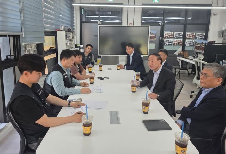 ▲ 삼성전자 DS부문 경영진이 삼성전자노동조합 공동투쟁본부와 만나 대화하는 모습. 사진 오른쪽 위부터 삼성전자 박용인 사장, 한진만 사장, 전영현 부회장, 김용관 사장ⓒ삼성전자