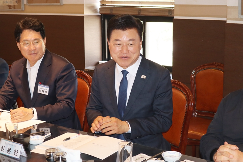 ▲ 신용한 더불어민주당 충북지사 후보가 15일 충북 청주시 청마루에서 지역경제단체협의회를 만나 정책 방향과 현안에 대해 의견을 나누고 있다. ⓒ청주상공회의소