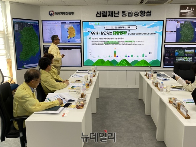 ▲ 송준호 북부지방산림청장이 15일 산림재난 종합상황실에서 '2026년 산사태방지 종합대책'을 발표하고 본격적인 대응 체계에 돌입했다. ⓒ이달수기자