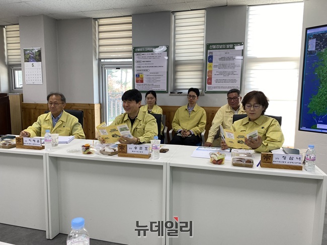▲ 사진 완쪽부터 이태윤 산림재난안전과장, 송준호 북부지방산림청장, 정삼녀 운영재산관리과장. ⓒ이달수기자