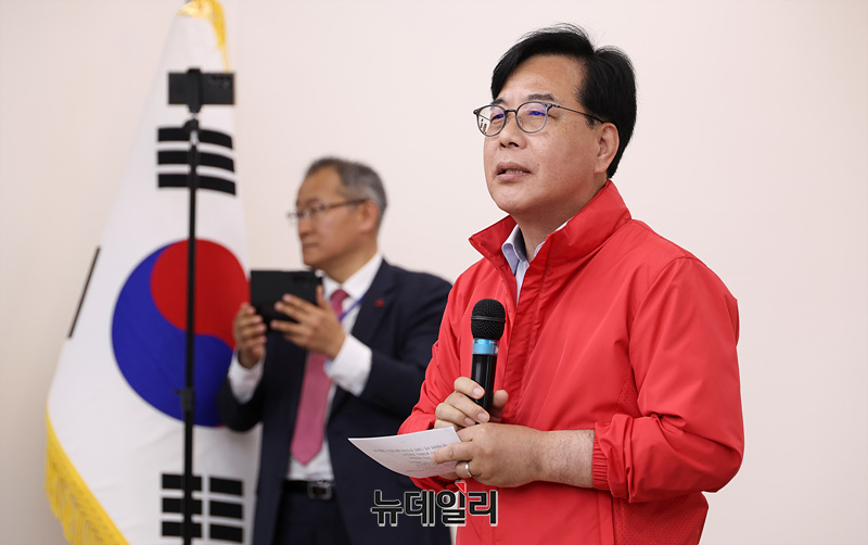 ▲ 송언석 국민의힘 원내대표가 14일 오후 경기 수원시 국민의힘 경기도당에서 열린 선거사무소 개소식에서 축사를 하고 있다. ⓒ서성진 기자