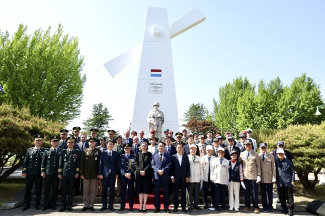 ▲ 횡성군이 지난 15일 6·25전쟁 참전 75주년을 맞아 대한민국의 자유와 평화를 위해 헌신한 네덜란드 참전용사들의 넋을 기리는 '2026년 네덜란드군 참전기념 추모행사'를 개최했다. 이날 행사는 주한 네덜란드 대사관이 주관하고 횡성군과 제36보병사단이 지원했다. ⓒ횡성군