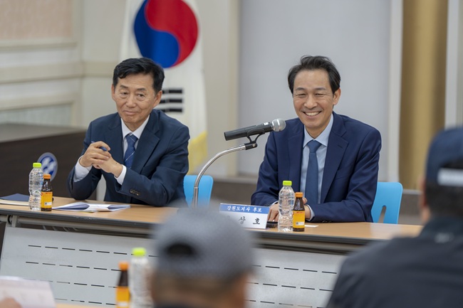 ▲ 더불어민주당 우상호 강원지사 후보가 동해시 6개 어촌계를 찾아 고유가와 환경 변화로 이중고를 겪고 있는 어업인들의 목소리를 직접 듣고 실효성 있는 대책 마련을 약속했다. 사진 왼쪽부터 이정학 동해시장 후보, 우상호 강원지사 후보. ⓒ우상호 캠프 제공
