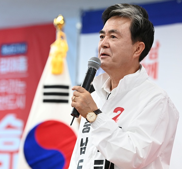 ▲ 김태흠 국민의힘 충남도지사 후보가 16일 열린 더쎈충남캠프 중앙선대위 발대식에서 지지자들에게 지방선거 승리를 위한 결의를 밝히고 있다.ⓒ선거 캠프