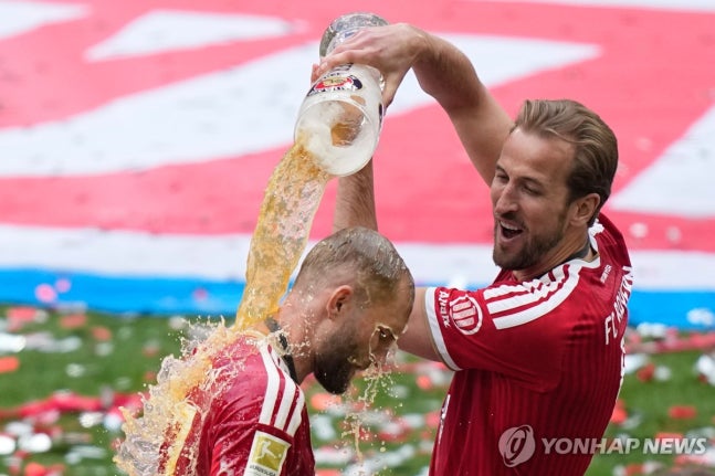 ▲ 케인이 해트트릭을 작렬한 바이에른 뮌헵이 압도적 우승을 자축했다.ⓒ연합뉴스 제공