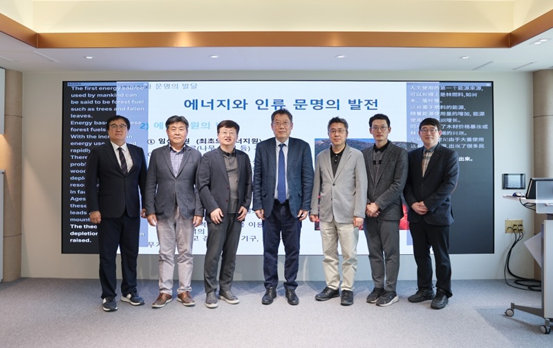▲ 생성형 AI 기반 실시간 다국어 자막 시스템 '폴리NX(PolyNX)' 도입과 관련해 주요 관계자들이 기념사진을 촬영하고 있다.ⓒ광운대