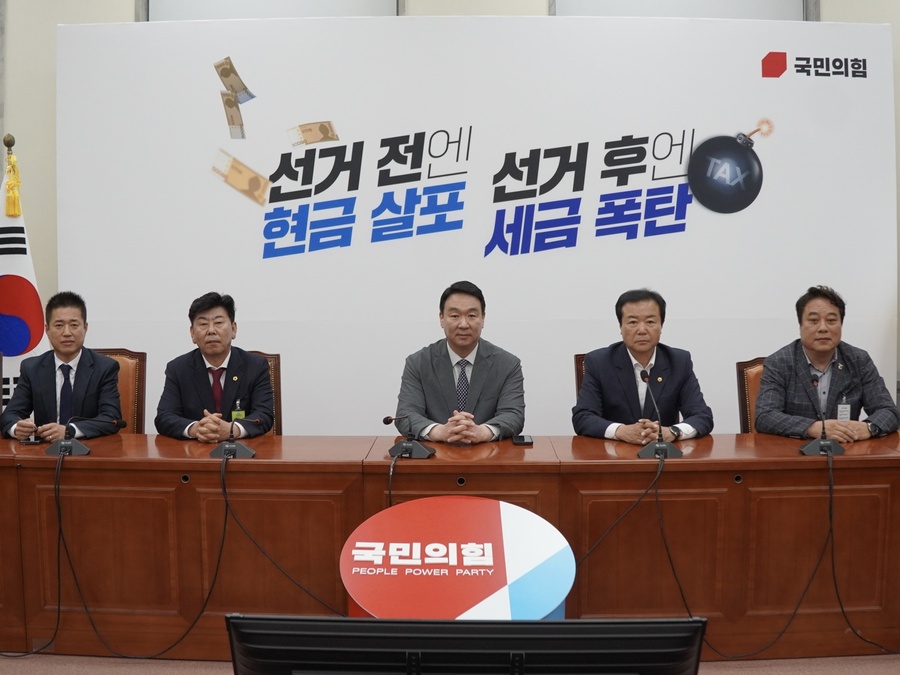 ▲ 고령군·성주군·칠곡군 선거구에서 국민의힘 소속 경북도의원 후보 전원의 무투표 당선이 확정됐다. 지역구 국회의원인 정희용 의원(중간)을 중심으로 한 ‘원팀 체제’의 강한 결속력이 이번 무투표 당선 릴레이의 든든한 버팀목이 됐다는 평가이다.ⓒ정희용 의원실
