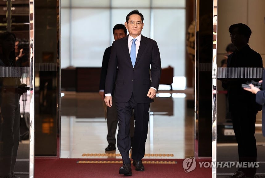 ▲ 이재용 삼성전자 회장이 16일 서울 김포비즈니스항공센터를 통해 귀국하고 있다. ⓒ연합뉴스