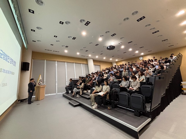 ▲ 강원특별자치도가 지난 15일 춘천 강원통일플러스센터에서 행정안전부와 도내 18개 시군 관계자 등 100여 명이 참석한 가운데 '지방소멸대응 정책·투자 통합 설명회'를 개최했다. ⓒ강원특별자치
