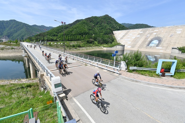 ▲ 2026 화천 DMZ 랠리 자전거 대회가 17일 화천읍과 평화의 댐, 해산령과 한묵령 등 71km 코스에서 동호인 3000여명이 참가한 가운데 열렸다. ⓒ화천군