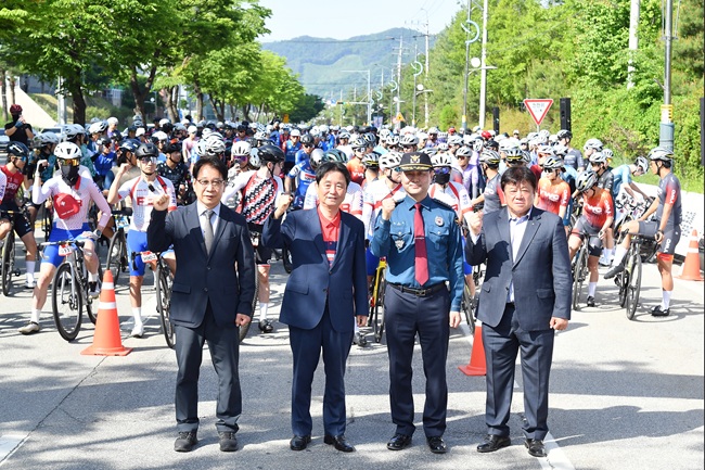 ▲ 2026 화천 DMZ 랠리 자전거 대회가 17일 화천읍과 평화의 댐, 해산령과 한묵령 등 71km 코스에서 동호인 3000여명이 참가한 가운데 열렸다. ⓒ화천군