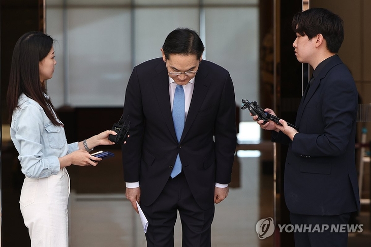▲ 이재용 삼성전자 회장이 16일 파업이 예고된 노사 현안과 관련해 머리 숙여 사과하고 있다. ⓒ연합