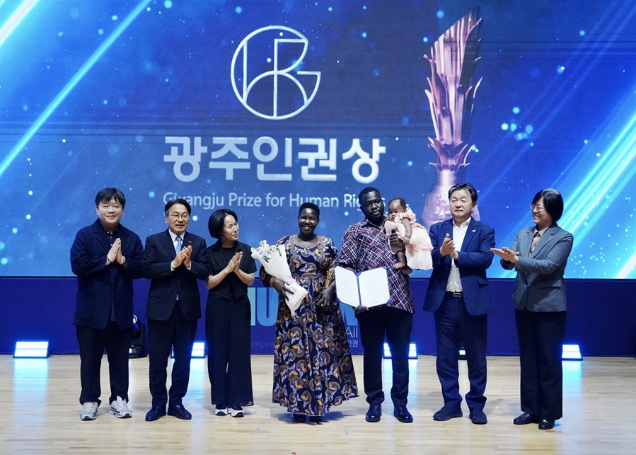 ▲ 강기정 광주광역시장이(좌측에서 2번째) 17일 전일빌딩245 다목적강당에서 열린 2026광주인권상 시상식에서 실비아 아칸(Sylvia Acan_좌측에서 4번째) 인권활동가에게 상을 수여한 뒤에 기념촬영을 하고 있다.ⓒ광주광역시 제공