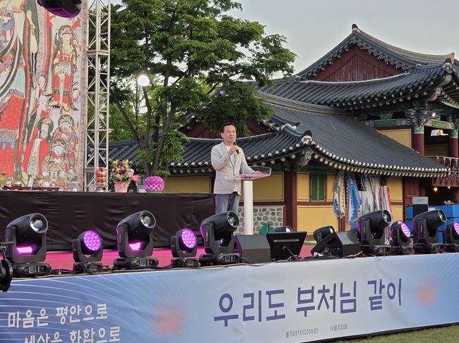 ▲ 김진태 후보가 16일 오후 강릉대도호부관아에서 봉행된 '불기 2570년 부처님오신날 연합봉축대법회'에 참석해 강릉지역 불심잡기에 나섰다. ⓒ김진태 후보 캠프 제공