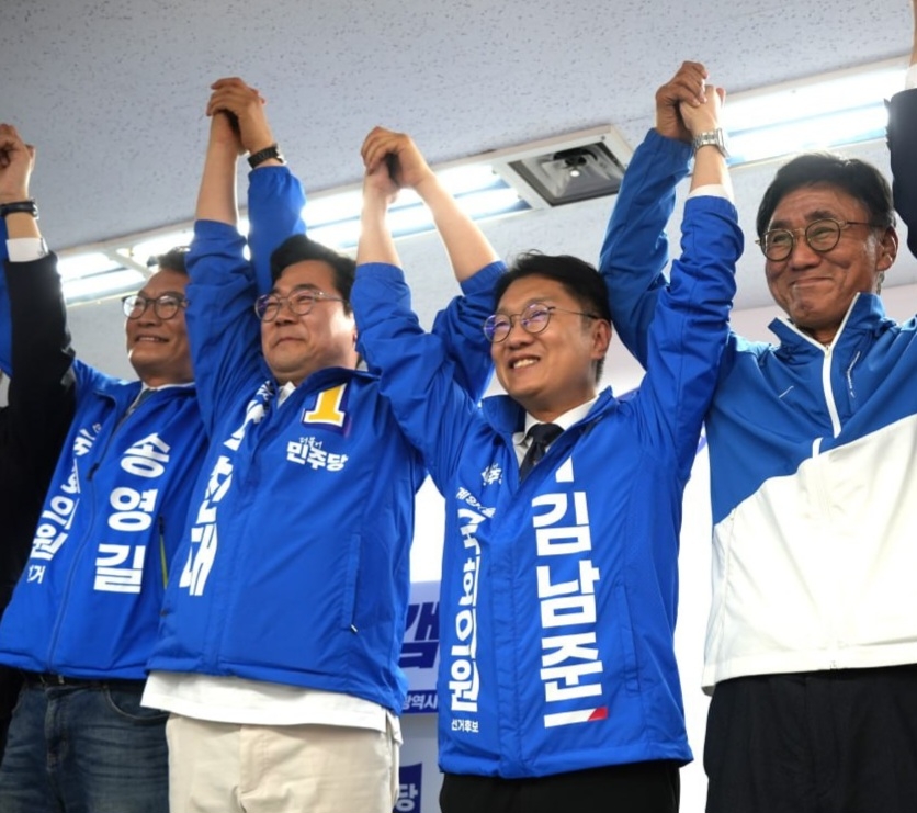 ▲ 16일 열린 박찬대 인천시장 후보 당찬캠프 선거사무소 개소식에서 송영길 국회의원 후보 (왼쪽부터) , 박찬대 후보, 김남준 국회의원 후보, 고남석 시당 위원장이 화이팅을 외치고 있다.ⓒ박찬대 후보 캠프 제공