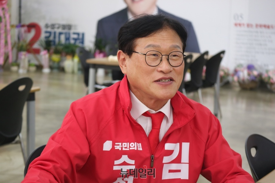 ▲ 김대권 후보는 수성구청 신청사 이전과 관련해 “당연히 재원 확보가 이번 사업의 가장 큰 시험대이자 핵심 과제다. 그렇기 때문에 앞서 말씀드린 대구시와의 긴밀한 협력 체계가 절대적으로 중요하다”고 말했다.ⓒ뉴데일리