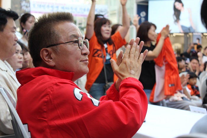 ▲ 국민의힘 김영환 충북지사 후보가 16일 프로야구단 창단 기원 팬사인회에 참석해 박수를 치고 있다.ⓒ김영환 국민의힘 충북지사 후보 캠프 제공