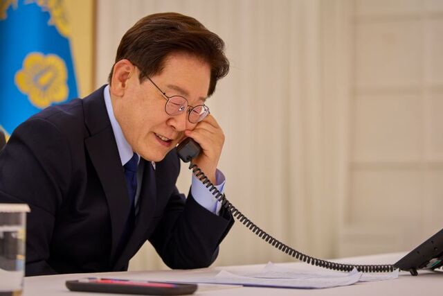 ▲ 이재명 대통령이 17일 서울 한남동 관저에서 도널드 트럼프 미국 대통령과 전화 통화를 하고 있다. ⓒ뉴시스