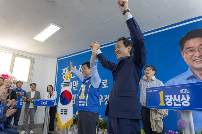 ▲ 우상호 도지사 후보가 장신상 횡성군수 후보 개소식에 참석했다. ⓒ우상호 후보 캠프 제공
