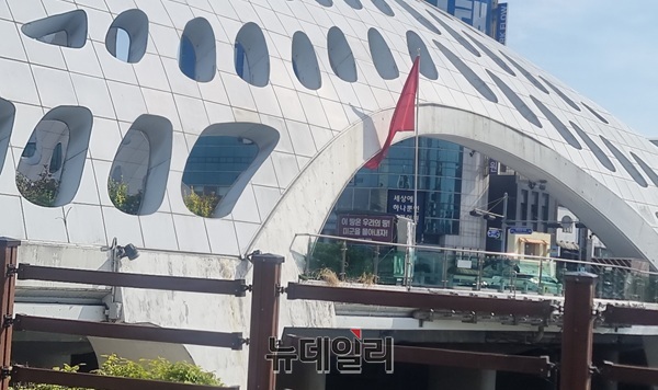 ▲ 대전천 목척교 중간 지점에 정치성 문구가 적힌 붉은 깃발이 설치돼 시민들 사이에서 공공시설 관리 논란이 확산되고 있다. ⓒ김경태기자