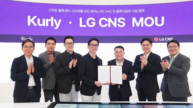 ▲ LG CNS 통신유통서비스사업부장 박상균 전무(오른쪽 두번째)와 스마트물류&시티사업부장 이준호 전무(오른쪽 세번째)가 컬리 COO 허태영 부사장 등 경영진과 기념촬영을 하고 있는 모습.ⓒLG CNS