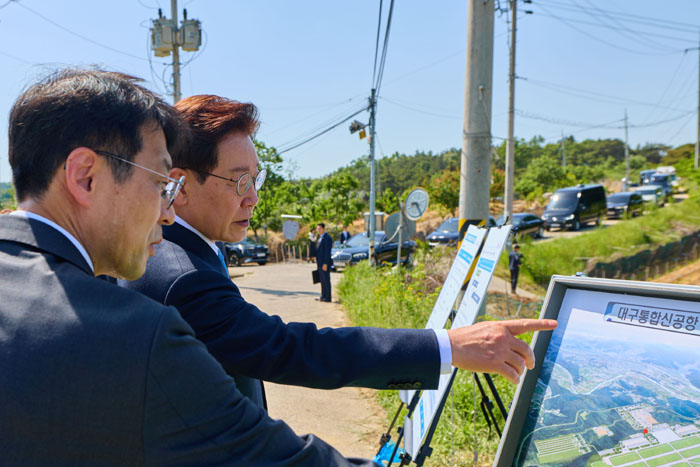 ▲ 이재명 대통령이 지난 15일 경북 의성군 대구경북통합신공항 건설 예정 부지를 방문해 현장을 둘러보는 모습. ⓒ청와대 제공