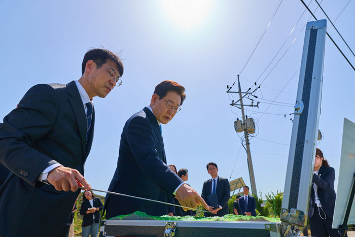 ▲ 이재명 대통령이 지난 15일 경북 의성군 대구경북통합신공항 건설 예정 부지를 방문해 현장을 둘러보고 있는 모습. ⓒ청와대 제공