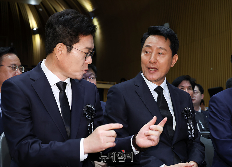 ▲ 오세훈 국민의힘 서울시장 후보(우측)와 정원오 더불어민주당 서울시장 후보가 18일 오전 서울시청 본관에서 열린 5.18민주화운동 제46주년 서울기념식에서서 대화를 나누고 있다. ⓒ서성진 기자