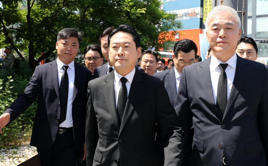 ▲ 장동혁 국민의힘 대표가 18일 광주 동구 5·18 민주광장에서 열린 제46주년 5·18민주화운동 기념식장에서 뒤 경호를 받으며 행사장에 입장하고 있다. ⓒ뉴시스