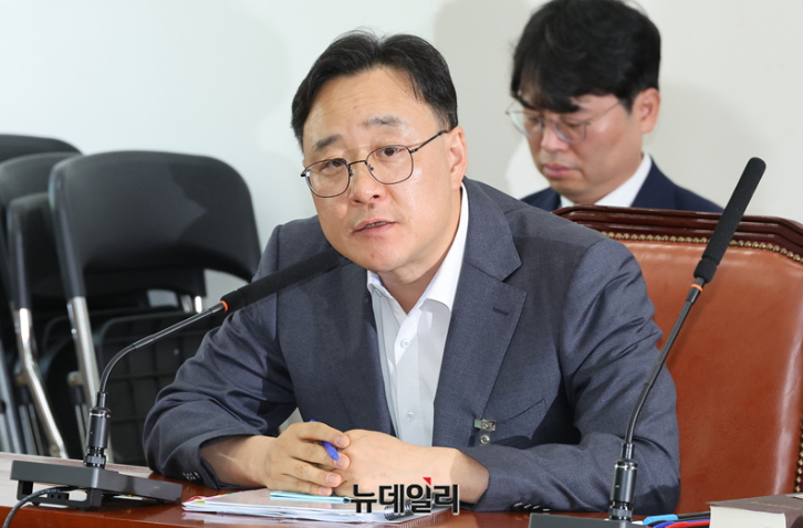 ▲ 임춘근 서울시 도시기반시설본부장이 18일 국회에서 열린 행정안전위원회 전체회의에서 '철근 빠진 GTX 삼성역 공사' 관련 의원 질의에 답변하고 있다. ⓒ이종현 기자