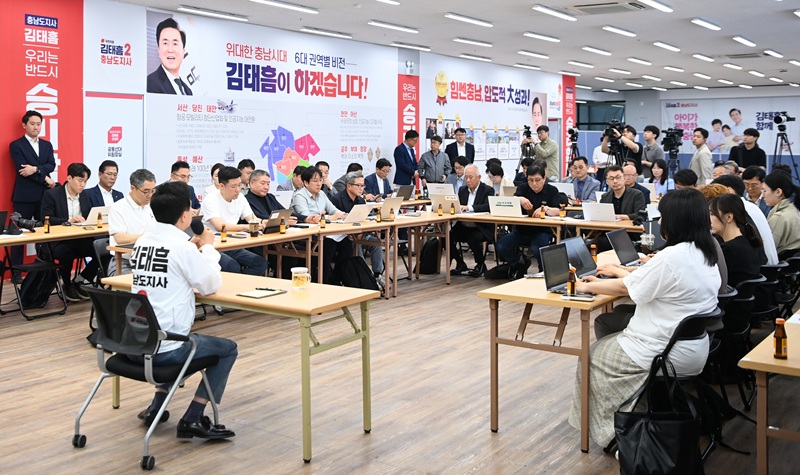 ▲ 김태흠 국민의힘 충남도지사 후보가 18일 더쎈충남캠프에서 언론인들과 ‘미디어데이에서 기자들의 질문에 답변하고 있다.ⓒ선거 캠프