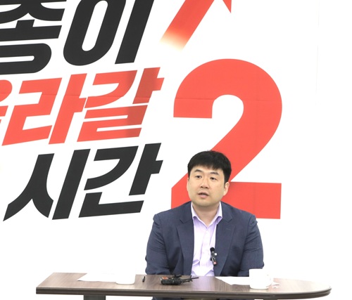 ▲ 최민호 국민의힘 세종시장 후보의 아들인 최순원 교수가 18일 세종시 나성동 아리아리 캠프에서 기자간담회를 하고 있다.ⓒ선거 캠프