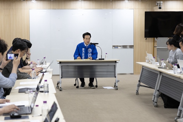 ▲ 안민석 경기도교육감 후보가 18일 경기도의회에서 열린 경기도교육청 출입기자단 공동인터뷰에서 발언하고 있다. ⓒ안민석 선거캠프 제공