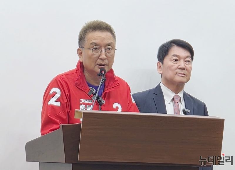 ▲ 김영환 국민의힘 충북지사 후보(왼쪽)와 안철수 국회의원이 18일 충북도청 브리핑룸에서 김용범 청와대 정책실장의 '반도체 초과 세수 국민배당금제' 언급과 관련 규탄 기자회견을 하고 있다. ⓒ표윤지 기자