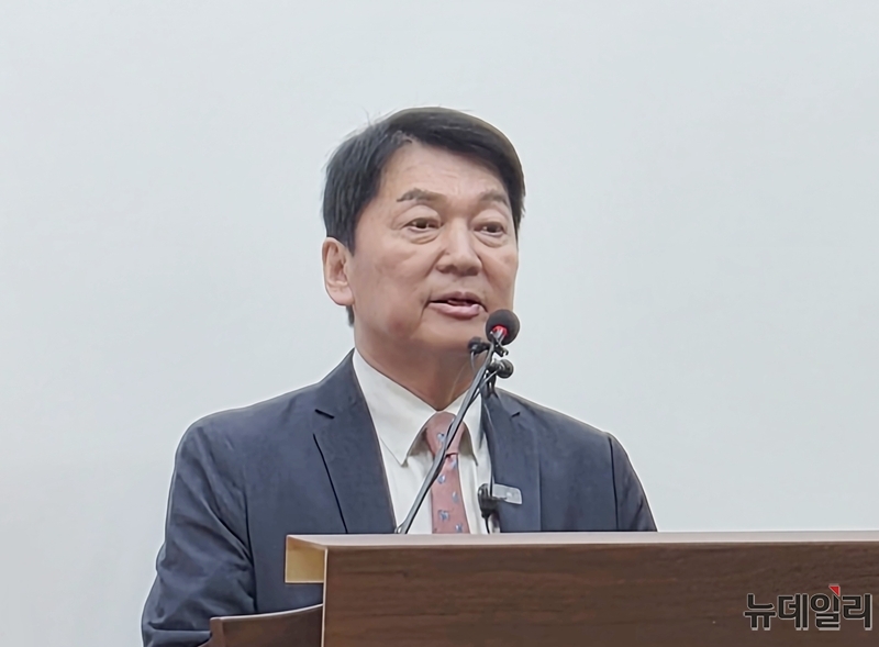 ▲ 안철수 국회의원이 18일 충북도청 브리핑룸에서 김용범 청와대 정책실장의 '반도체 초과 세수 국민배당금제' 언급과 관련 규탄 기자회견을 하고 있다. ⓒ표윤지 기자