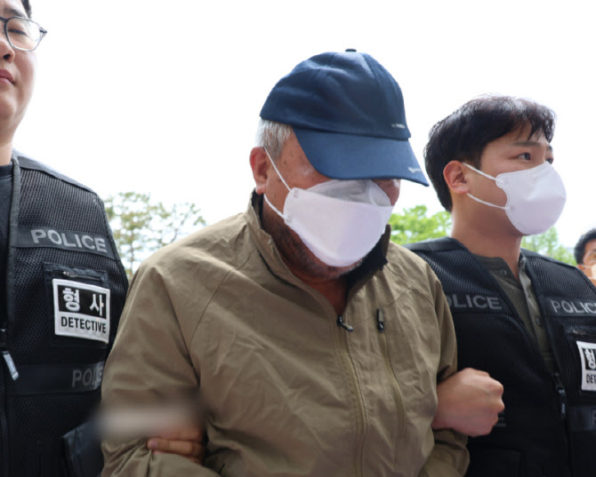 ▲ 청주의 한 노래방에서 흉기를 휘둘러 1명을 살해하고 1명을 다치게 한 혐의를 받는 60대 남성이 구속 전 피의자 심문(영장실질심사)을 받기 위해 지난 11일 청주지법에 출석하고 있다. ⓒ연합뉴스