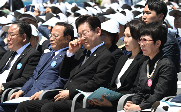 ▲ 이재명 대통령이 18일 광주 동구 5·18민주광장에서 열린 제46주년 5·18 정부기념식에 참여하던 중 눈물을 닦고 있다. ⓒ뉴시스