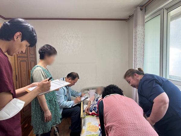▲ 음성군이 의료요양 통합돌봄사업으로 관내 주민들을 상대로 방문요양 서비스 등을 제공하고 있다.ⓒ음성군청 제공