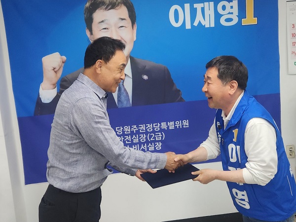 ▲ 송진우 전 선수가 18일 이재영 증평군수 후보 스포츠 정책위원장으로 위촉됐다.ⓒ이재영 후보 캠프 제공
